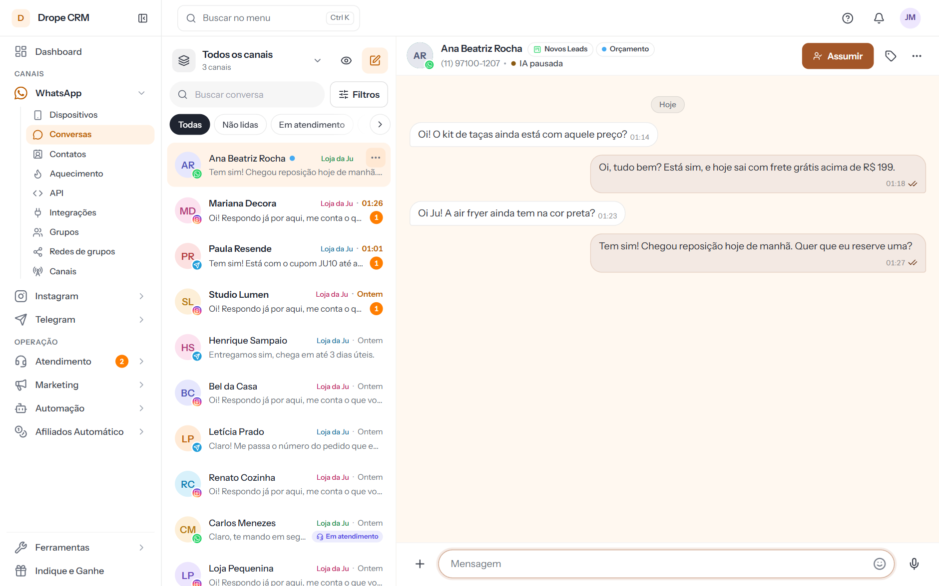 Painel de atendimento com as conversas de WhatsApp e Instagram, histórico, etiquetas e assistente de IA
