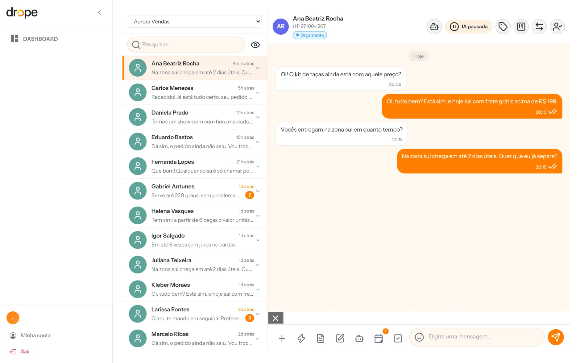 Painel de atendimento com as conversas de WhatsApp e Instagram, histórico, etiquetas e assistente de IA